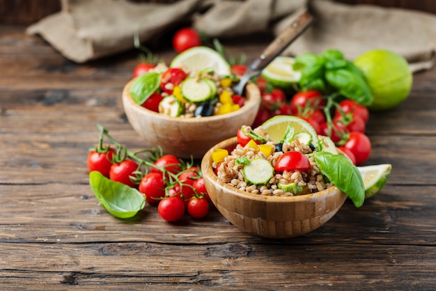 Veganistische parelgort salade