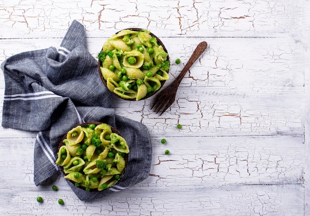 Veganistische pasta met groene saus