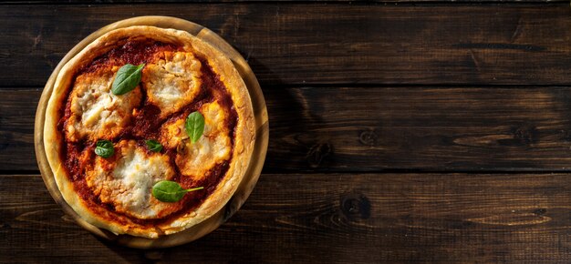 Veganistische pizza met tomatensaus en romige kaas van bloemkool