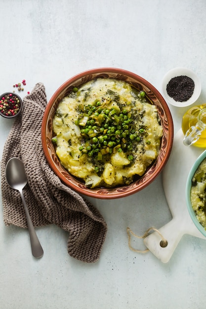 Veganistische pizzoccheri schotel. een aangepast recept uit de Italiaanse keuken.