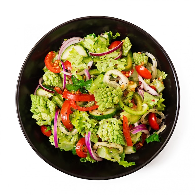 Veganistische salade van verse groenten en romanesko van kool