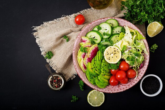 Veganistische salade van verse groenten