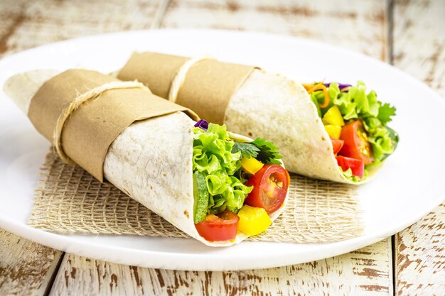 Veganistische wrap, gemaakt van groenten gebakken in indiaas brood, hele pasta zonder melk, met groenten in het oppervlak