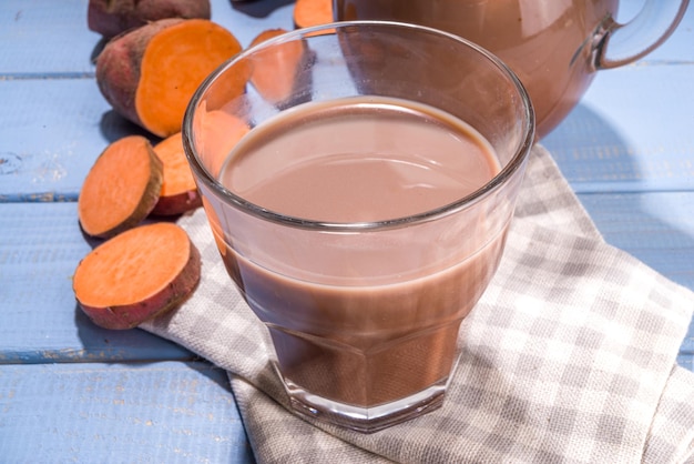 Veganistische zoete aardappel warme chocolademelk, met gesneden zoete aardappel. Gezonde veganistische alternatieve warme chocolademelk