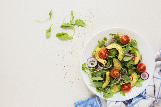 Veganistmaaltijd op plaat met witte achtergrond