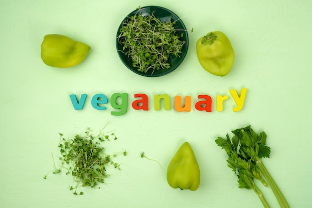 Фото Веганский письменный месяц веганской диеты в январе под названием veganuary flat lay