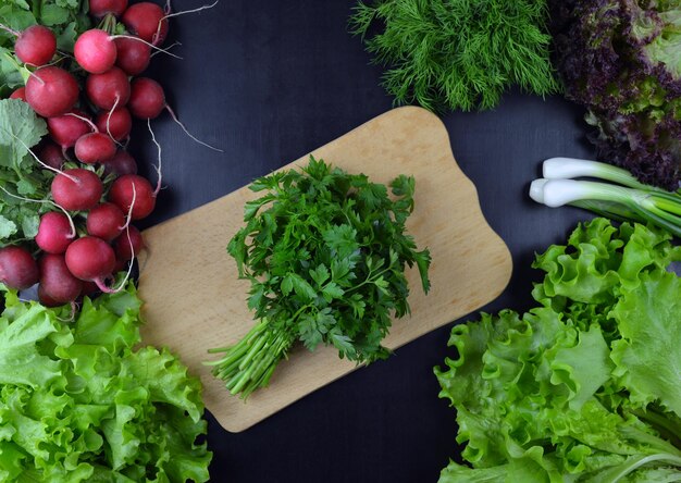 Овощный фон верхний вид здоровое питание весенние витамины органические продукты летняя диета