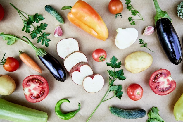 Photo vegetable backround beet basil eggplant parsley bell pepper hot pepper potatoes cucumber carrots and flowers italian vegetable recipe veganism concept foodtop view copy space high quality photo