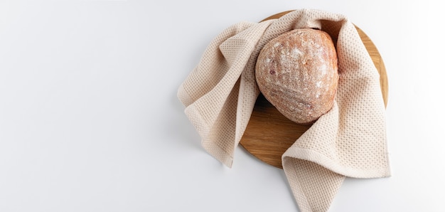 Фото Овощной хлеб на деревянной доске, вид сверху, светлый фон, баннер, пустое место для текста