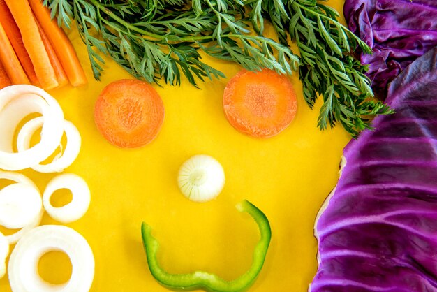 Foto faccia di verdure, varie verdure a fette sul tavolo della cucina.