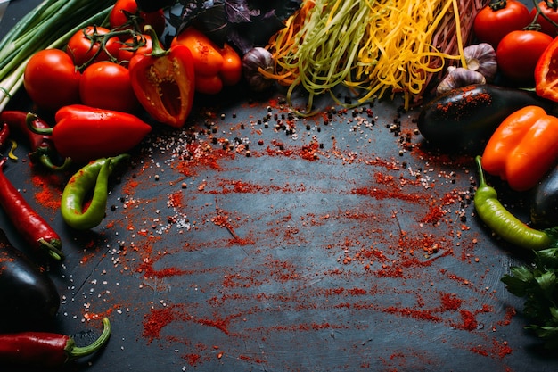 Cibo vegetale organico pepe pomodoro pasta melanzane sfondo concetto vegetariano