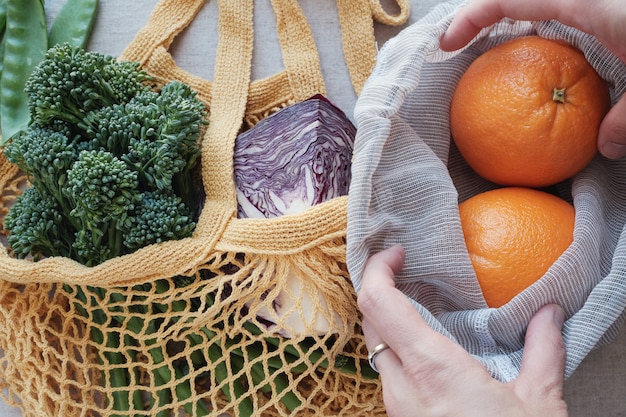 재사용 가능한 가방에 야채와 과일, 에코 리빙 및 제로 폐기물 개념