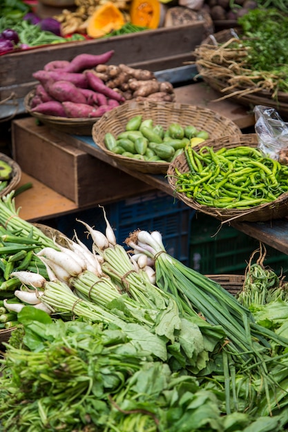 インドのムンバイで市場に出ている野菜