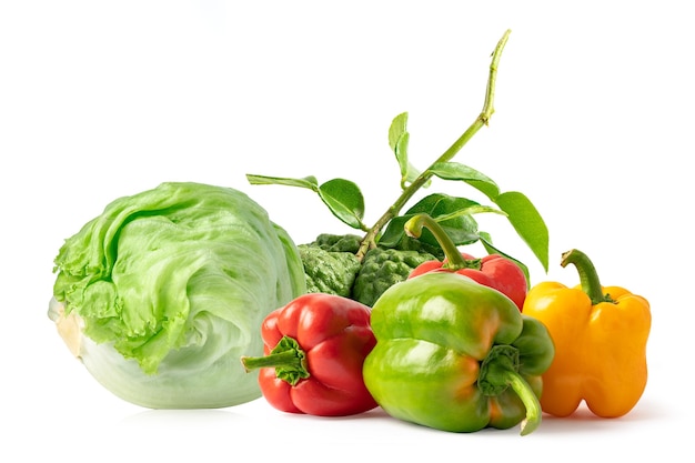 白い背景の上のキッチンで食品を調理するための野菜ミックス。