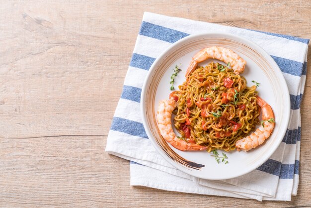 vegetable noodle with tomatoes sauce and shrimps