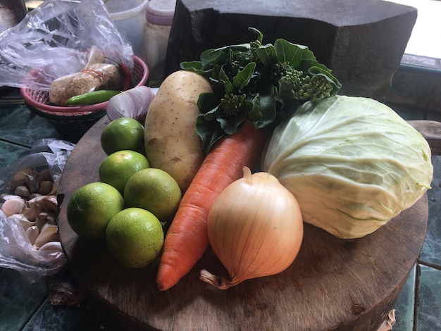 写真 木製ボード上の野菜