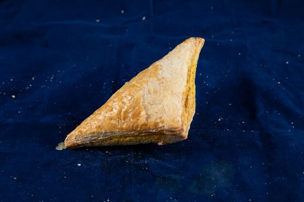 Photo vegetable patties or samosa isolated on blue background side view of savory snack food