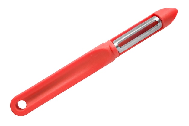 Овощечистка с красной пластиковой ручкой, изолированной на белом