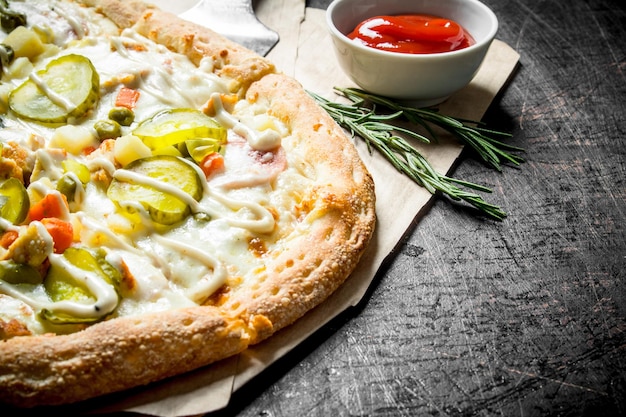 Foto pizza di verdure con cetrioli e salsa di formaggio