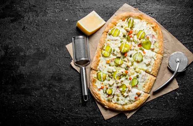 Foto pizza alle verdure con contorno di parmigiano