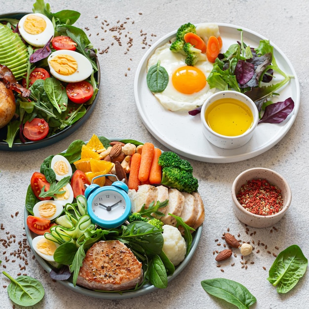 写真 肉,魚,卵を入れた野菜の皿. その日の完全な食事.