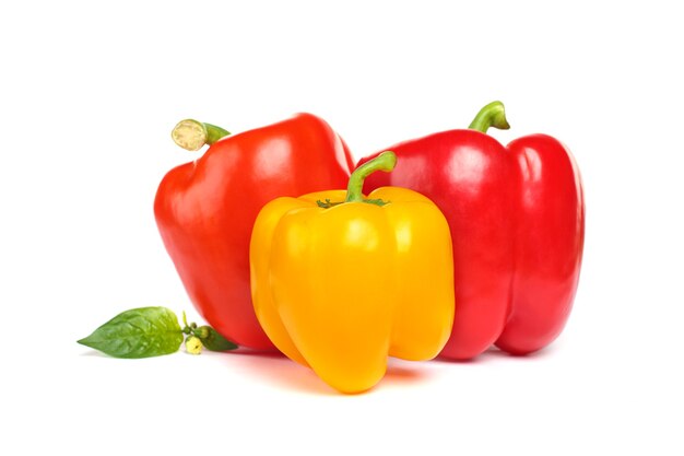 野菜-白で隔離される赤と黄色のピーマン
