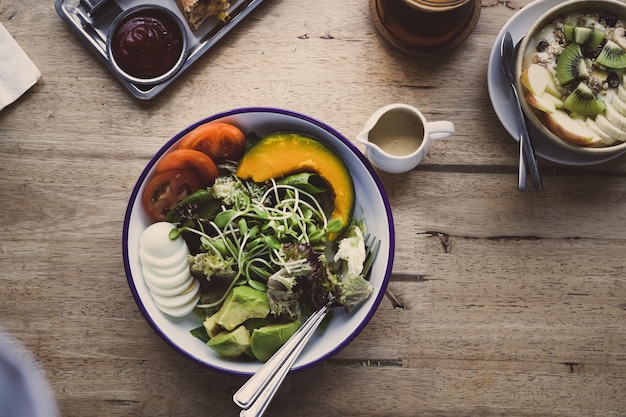 Photo vegetable salad and avocado clean food for health, start a good life with good quality breakfast