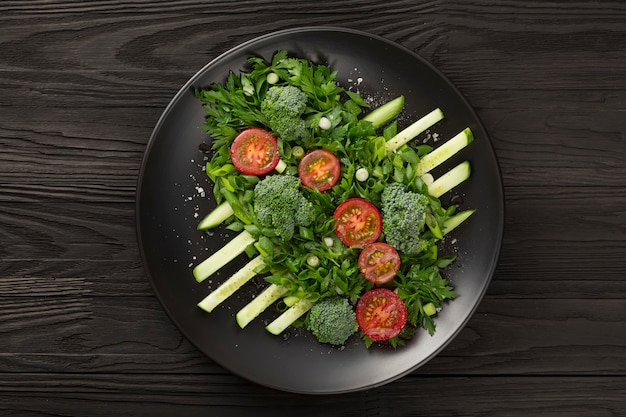 Photo vegetable salad on dark platter design haute cuisine. photo in low key