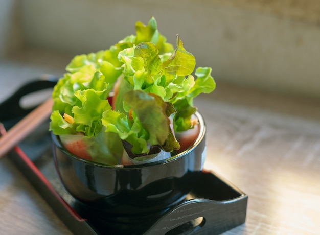 Фото Овощной салат в черной чашке