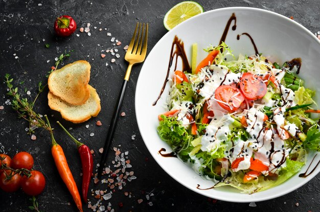野菜サラダレタストマトきゅうりとクリームソースシーザー上面図上面図素朴なスタイル