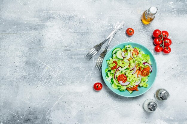 野菜サラダ キュウリ、トマト、赤玉ねぎのスパイスとオリーブオイルのサラダ