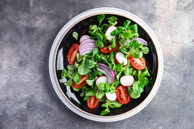 야채 샐러드 토마토, 무, 마체 상추, 테이블에 녹색 잎 스낵 신선한 식사 음식
