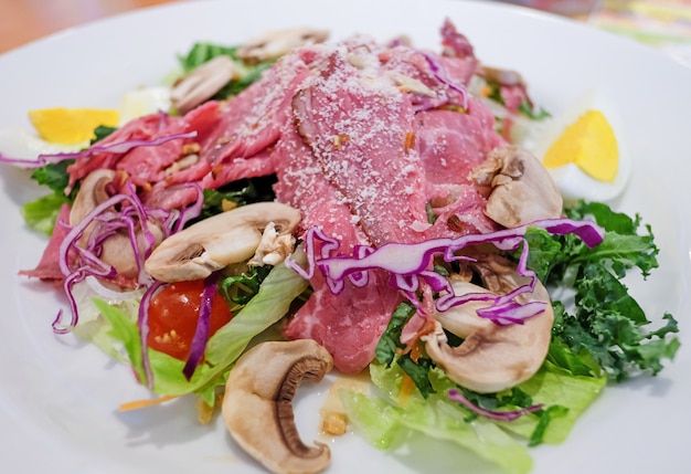 Insalata di verdure con carne di manzo al ristorante