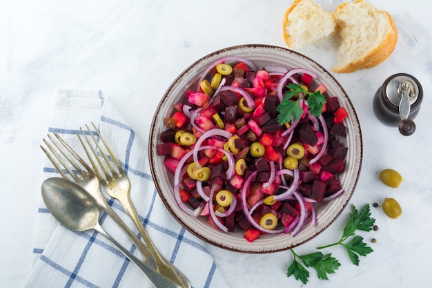 овощной салат со свеклой, луком и оливками