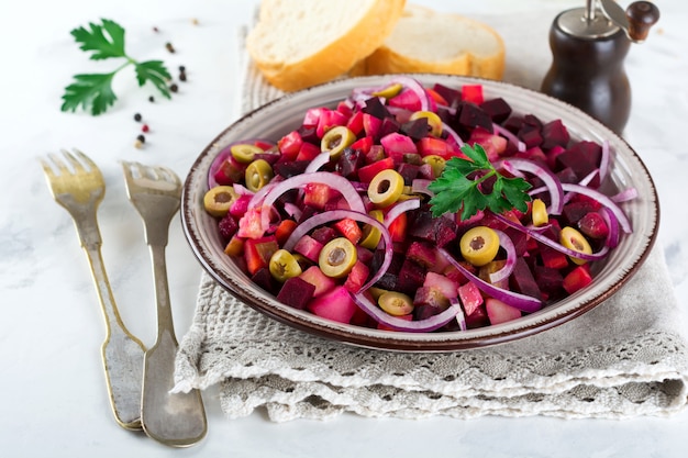 овощной салат со свеклой, луком и оливками