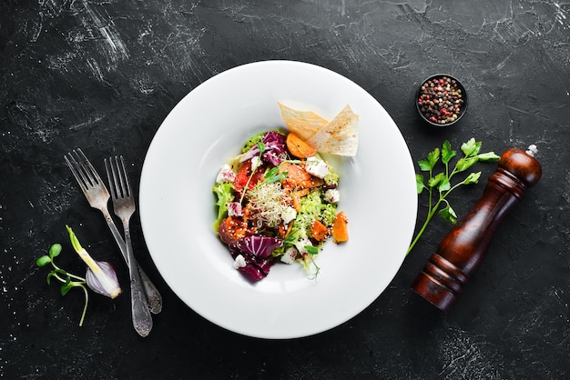 キャベツとフェタチーズの野菜サラダプレート内上面図テキスト用の空きスペース素朴なスタイル