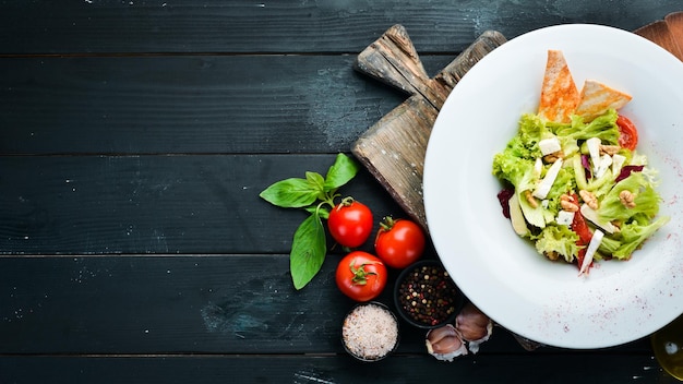 Овощной салат с сыром, оливками и помидорами черри В тарелке Вид сверху Свободное место для текста Деревенский стиль