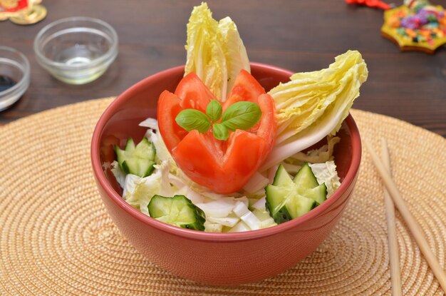 Овощной салат с пекинской капустой в миске крупным планом