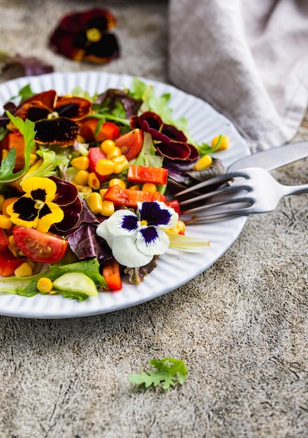 Foto insalata di verdure con fiori commestibili