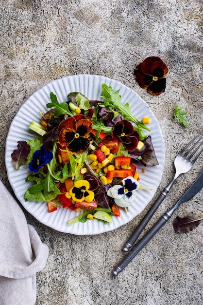 Овощной салат со съедобными цветами