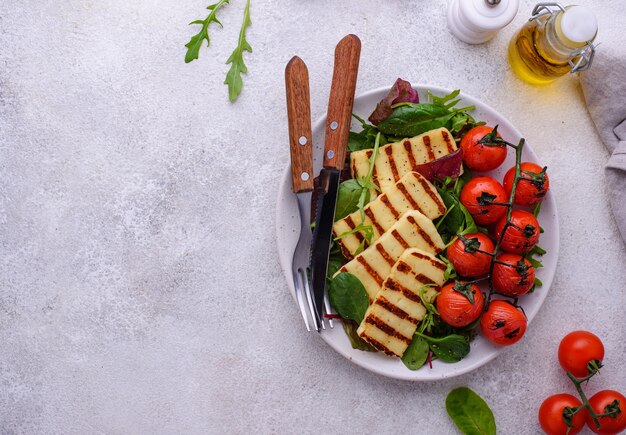 Vegetable salad with grilled halloumi cheese