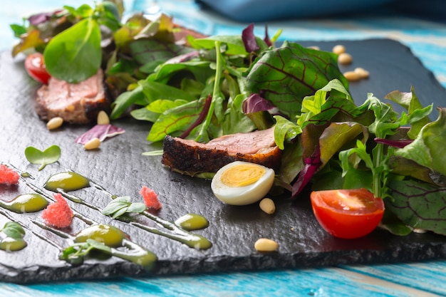 Insalata di verdure con carne alla griglia