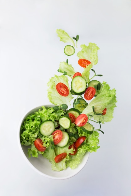 Insalata di verdure con piselli e germogli di girasole