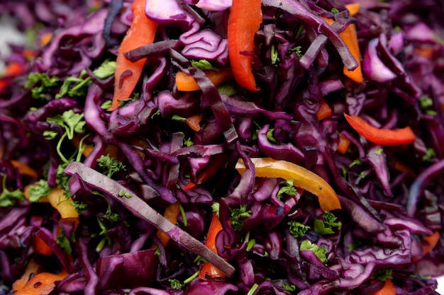 Foto insalata di verdure con cavolo viola