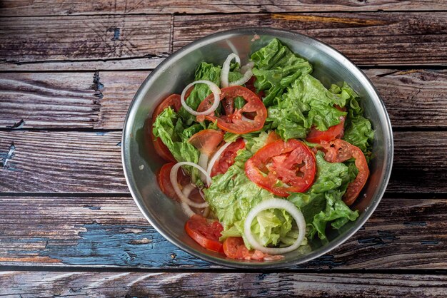 Foto insalata di verdure su un tavolo di legno cibo sano