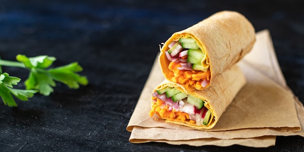 Photo vegetable shawarma doner kebab pita bread filling vegetables dish on the table healthy meal snack