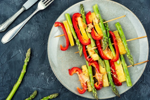 Vegetable skewers with asparagus and cheese