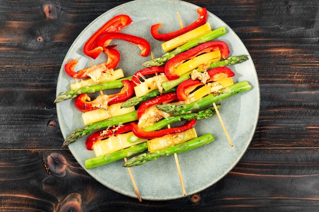 Vegetable skewers with asparagus and cheese