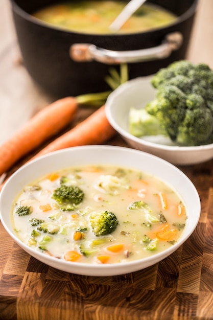 사진 브로콜리 당근 양파와 다른 재료로 만든 야채 수프. 건강한 채식 음식과 식사.