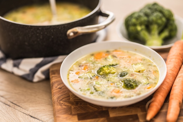 브로콜리 당근 양파와 다른 재료로 만든 야채 수프. 건강한 채식 음식과 식사.